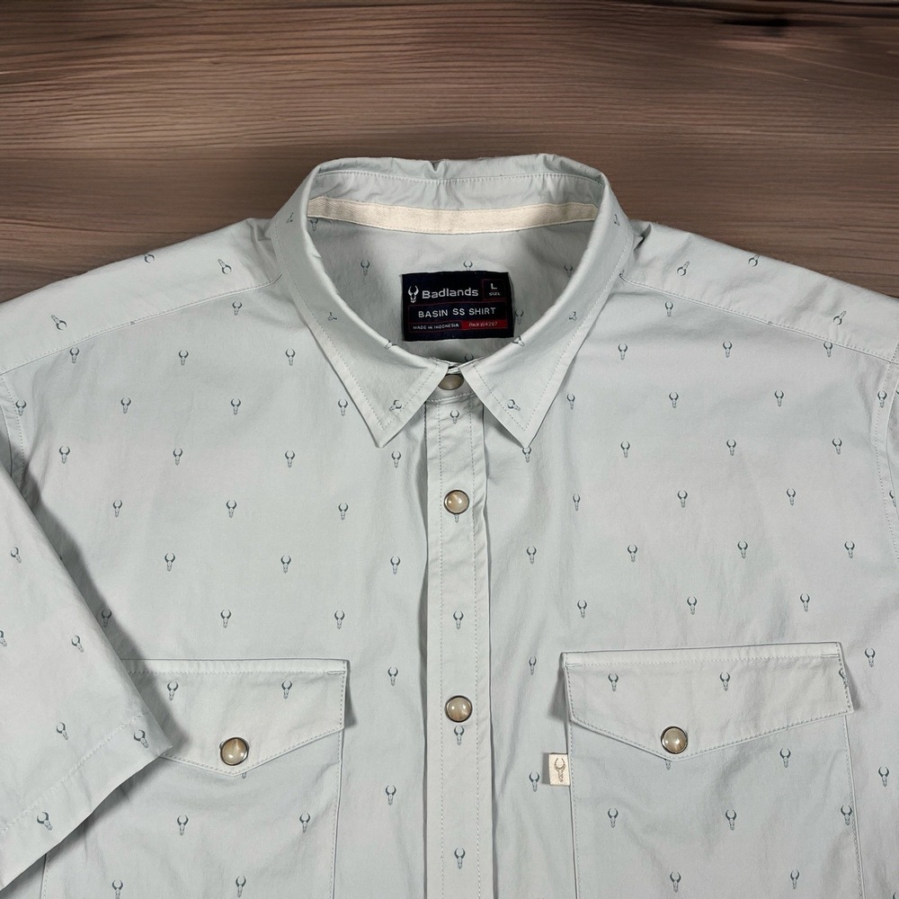 Badlands Basin Pearl Snap Shirt Men's L All Over Skull Print Short Sleeve *EUC
